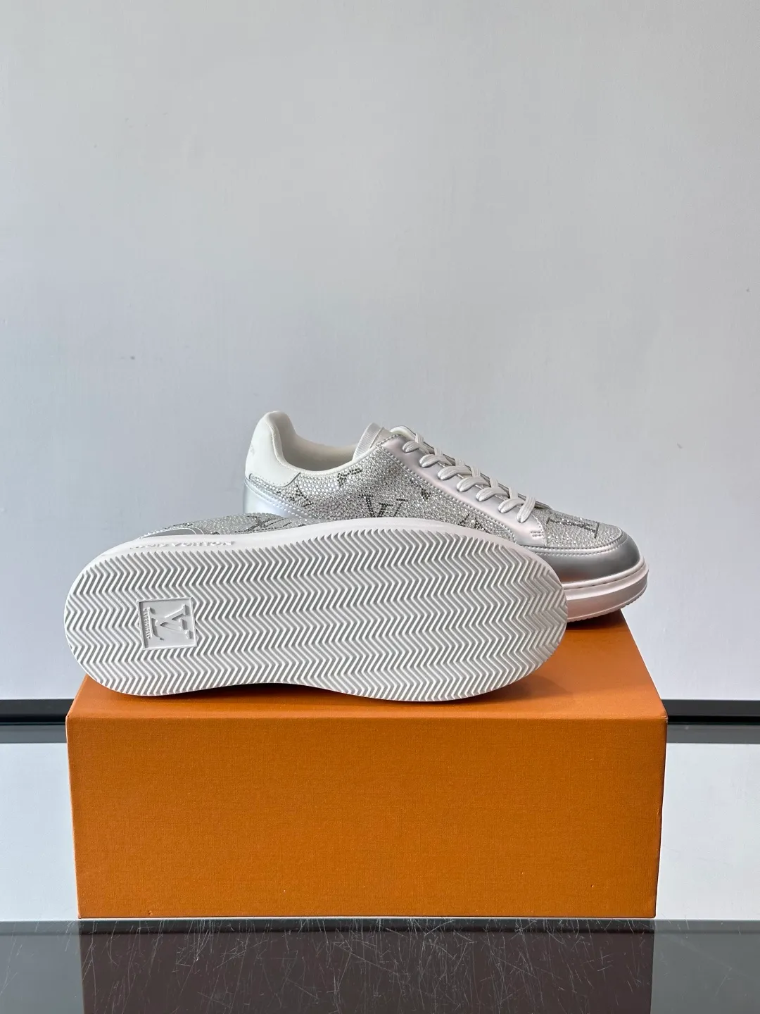 Men's shoes 💰p400 "＊OUIS ＊UITTO＊" 2025 new sports shoes, classic Monogram presbyopia + full diamond upper, full of luxury! The upper is made of high-quality leather and the sole is rubber, which is comfortable and wear-resistant👟. LV logo on the side of the shoe + brand logo on the sole, the details are super exquisite. The low-top design is suitable for daily leisure or light sports. It looks great with jeans and sportswear. The silver cyberpunk style is very popular in the fashion circle and is a must-have for young people! 💫 size：38-44